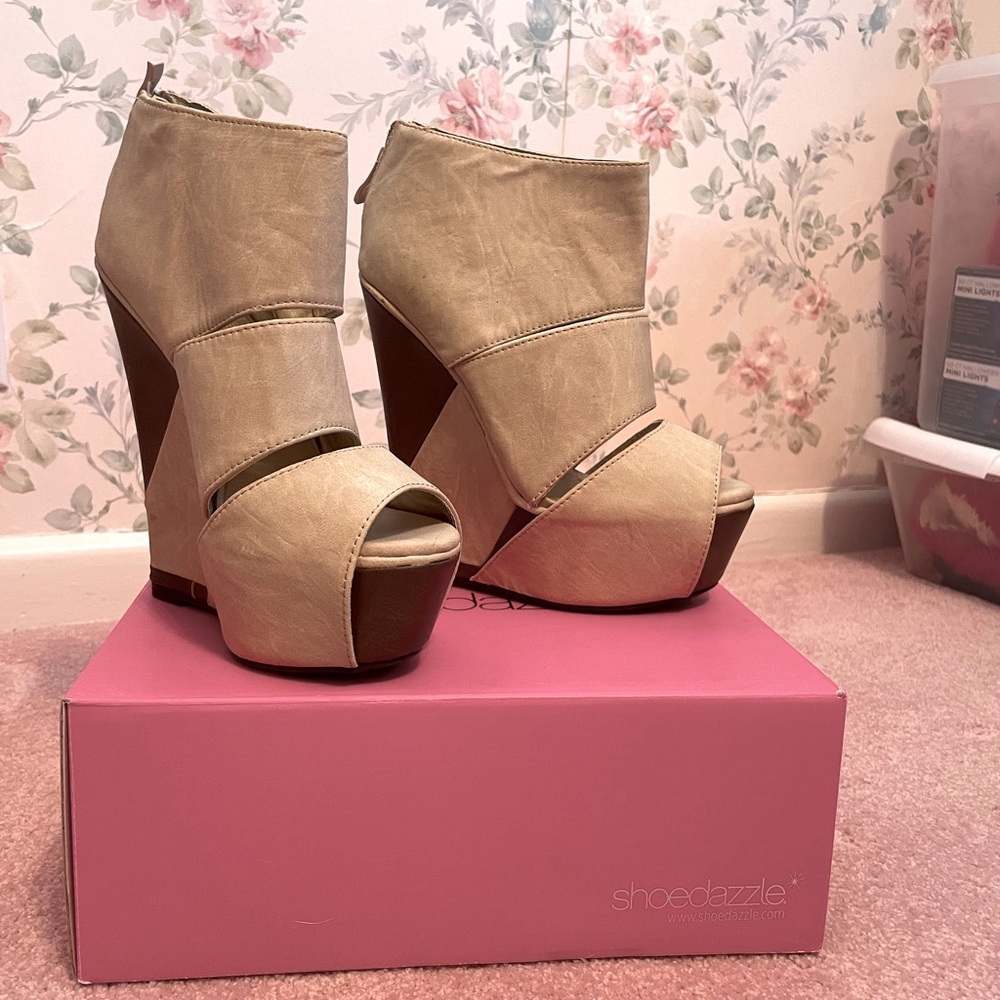 Shoe Dazzle cream zip up wedges.  Size 6